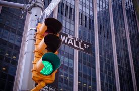 Wall Street: Έσπασε εμφατικά το τριήμερο πτωτικό σερί