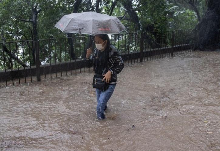 Κίνα: Σε κόκκινο συναγερμό για καταρρακτώδεις βροχές στις νότιες περιοχές της χώρας