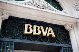 Ισπανικές τράπεζες: Ισχυρός «πονοκέφαλος» για τον Σάντσεθ η επιθετική προσφορά της BBVA για τη Sabadell εν όψει εκλογών στην Καταλονία