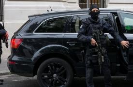 Γαλλία: Δυο αστυνομικοί τραυματίστηκαν από σφαίρες σε τμήμα στο Παρίσι