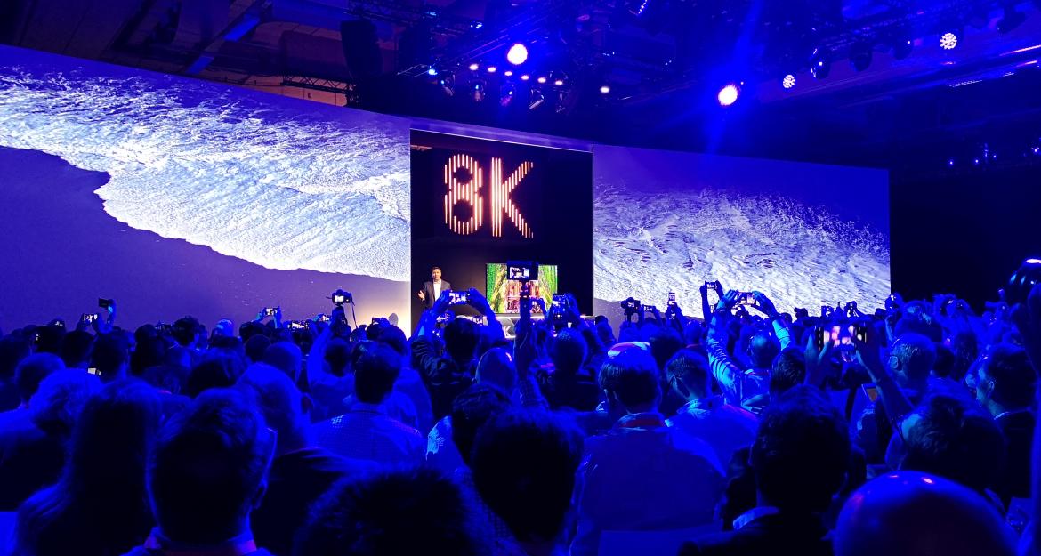 Tηλεόραση QLED 8K παρουσίασε η Samsung (pics)