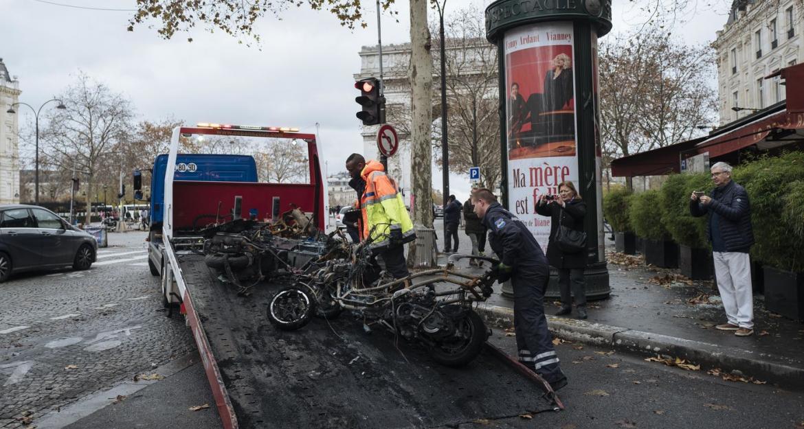 Στον... τοίχο ο Μακρόν λόγω κίτρινων γιλέκων (pics)