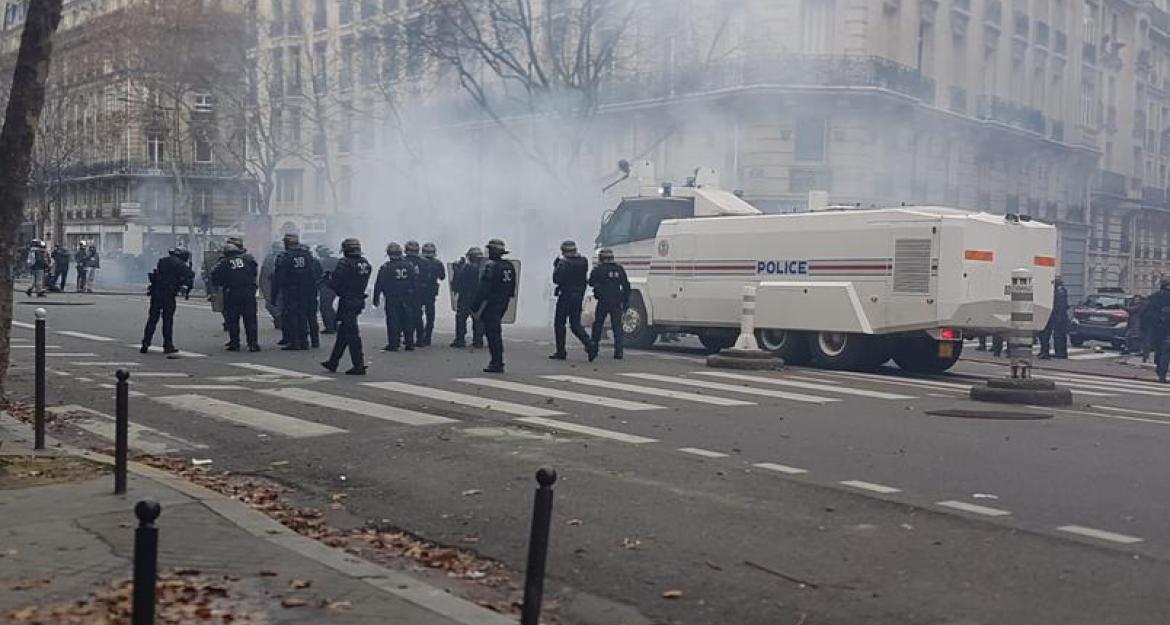 «Πολιορκήθηκε» το Παρίσι από τα κίτρινα γιλέκα (pics & vid)