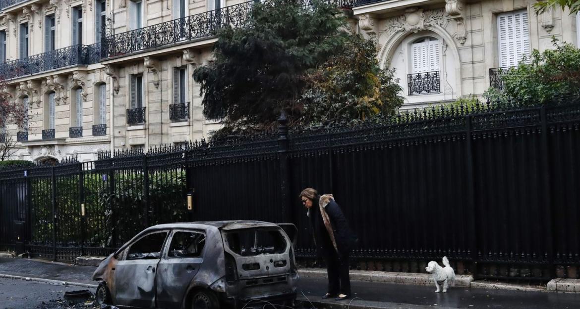 Στον... τοίχο ο Μακρόν λόγω κίτρινων γιλέκων (pics)