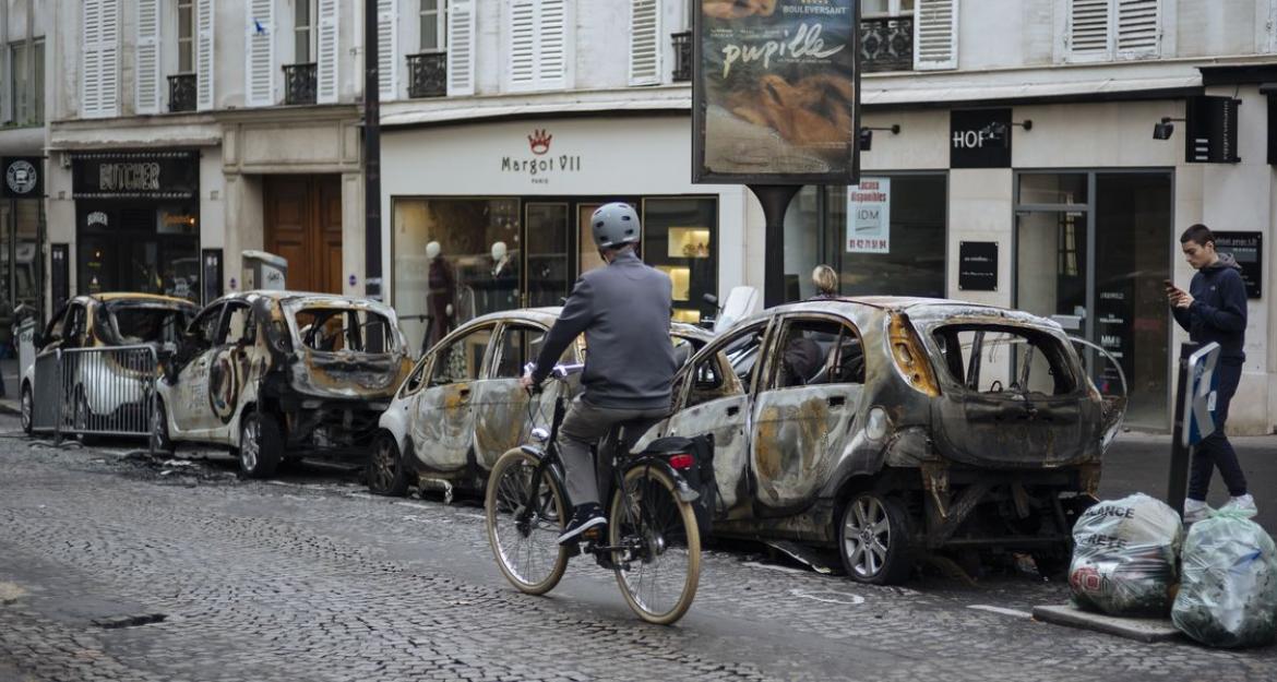 Στον... τοίχο ο Μακρόν λόγω κίτρινων γιλέκων (pics)