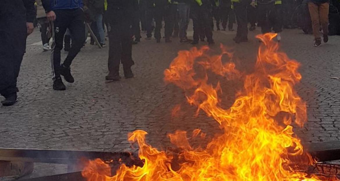 «Πολιορκήθηκε» το Παρίσι από τα κίτρινα γιλέκα (pics & vid)