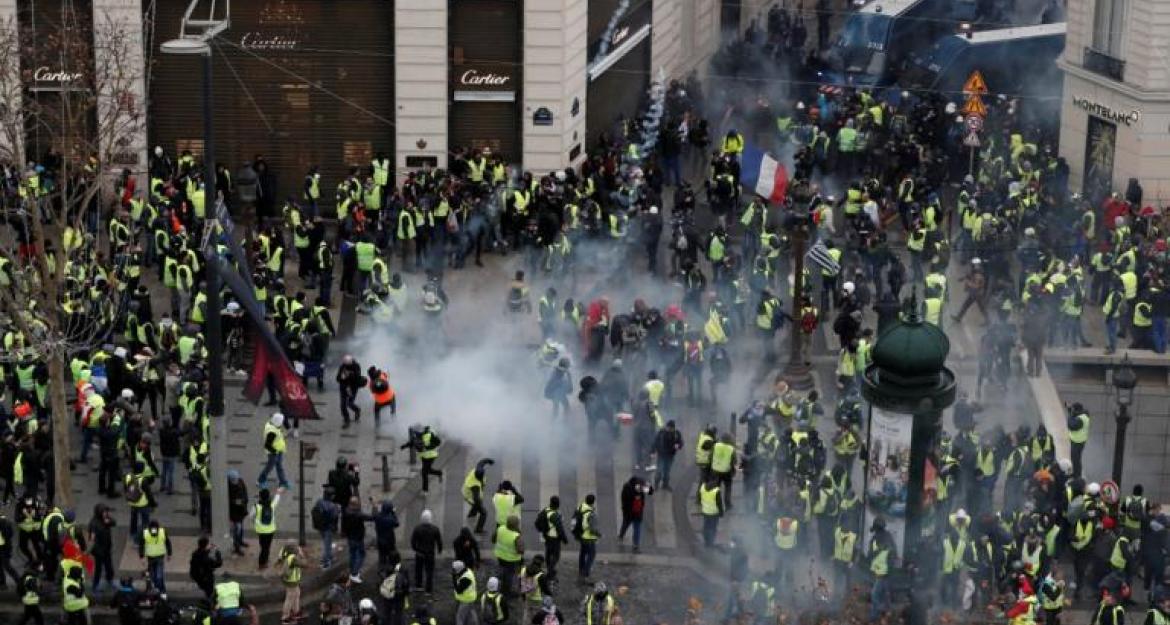 Κίτρινα γιλέκα: «Μάχη» αστυνομικών-διαδηλωτών στο Παρίσι (pics&vid)