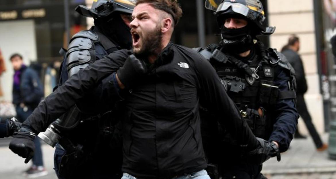 Κίτρινα γιλέκα: «Μάχη» αστυνομικών-διαδηλωτών στο Παρίσι (pics&vid)