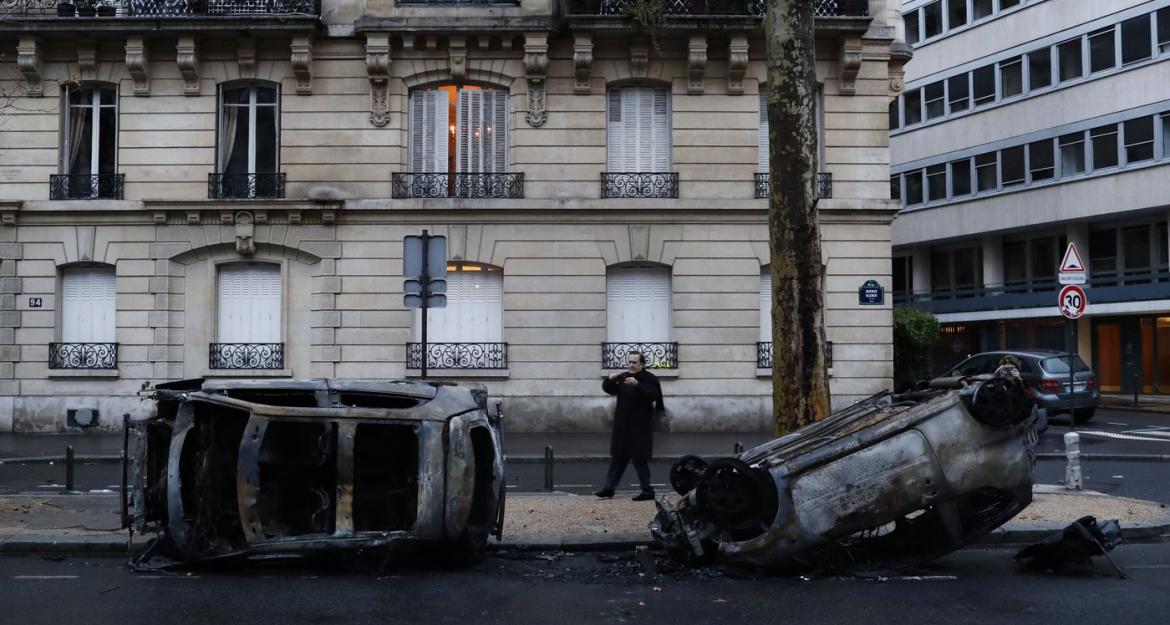 Στον... τοίχο ο Μακρόν λόγω κίτρινων γιλέκων (pics)