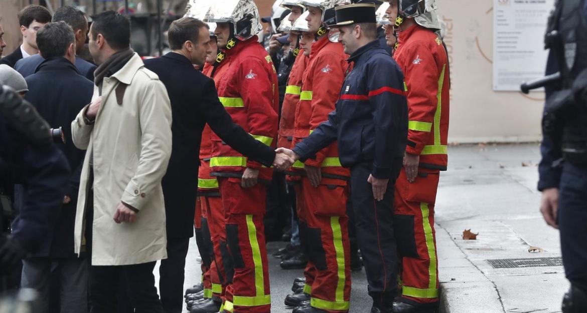 Στον... τοίχο ο Μακρόν λόγω κίτρινων γιλέκων (pics)