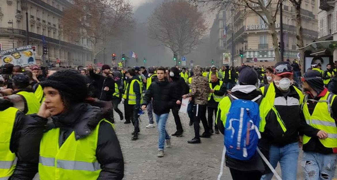 «Πολιορκήθηκε» το Παρίσι από τα κίτρινα γιλέκα (pics & vid)