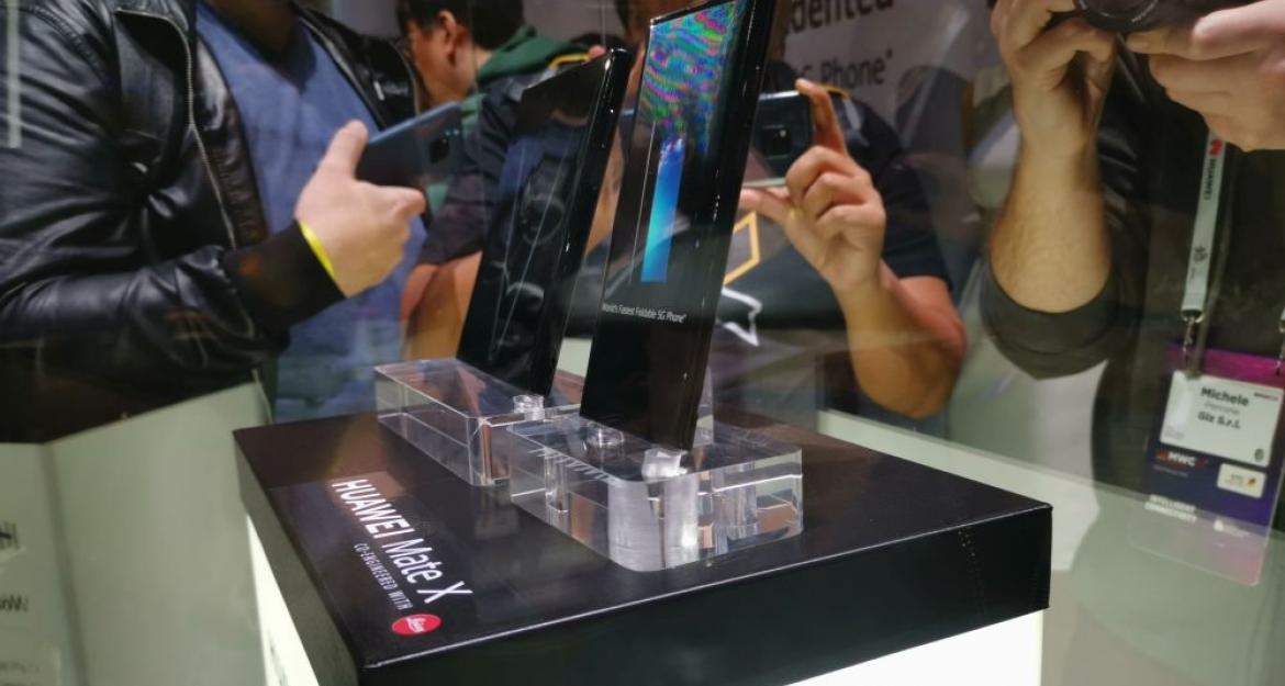 Η Huawei αποκάλυψε το αναδιπλούμενο smartphone Mate X (pics)
