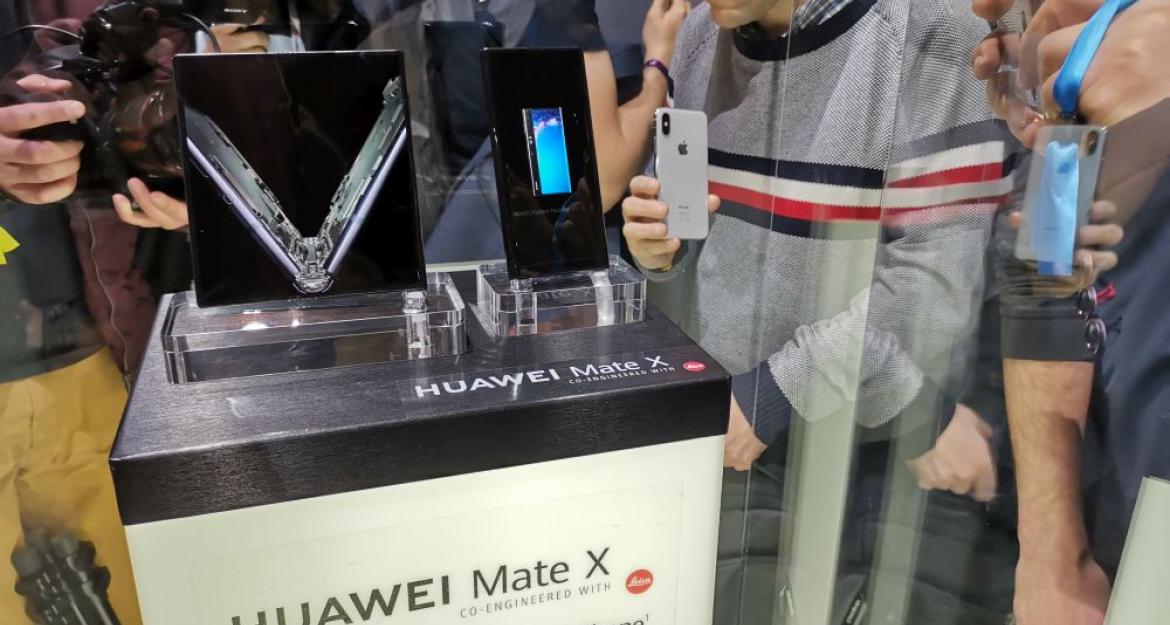 Η Huawei αποκάλυψε το αναδιπλούμενο smartphone Mate X (pics)