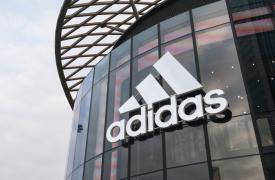 Η Adidas απέσυρε την Μπέλα Χαντίντ από αμφιλεγόμενη διαφήμιση