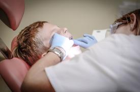 Πώς να πάτε το παιδί σας στον οδοντίατρο με κοινοτικό χρήμα