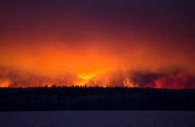 Καναδάς: Ο καιρός φρενάρει τη γιγαντιαία δασική πυρκαγιά