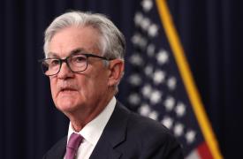Πάουελ για μείωση επιτοκίων: Η Fed έχει κάνει πρόοδο στον πληθωρισμό αλλά θέλει να πειστεί κι άλλο
