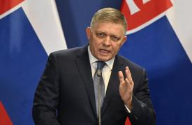 Σλοβακία: Ο πρωθυπουργός Φίτσο ανέλαβε και πάλι καθήκοντα - «Συγγνώμη που επέζησα αλλά επιστρέφω»