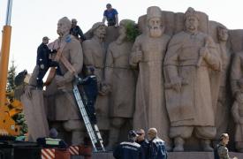 Ουκρανία: Οι αρχές του Κιέβου αποσυναρμολογούν μνημείο της σοβιετικής εποχής που υμνούσε τη φιλία με τη Ρωσία