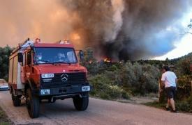 Επικίνδυνη πυρκαγιά στη Σταμάτα Διoνύσου - Μήνυμα από το 112