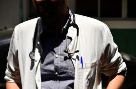 Πανελλήνιος Ιατρικός Σύλλογος: Χορηγεί επίδομα 1.000 ευρώ σε κάθε γιατρό που θα συνδράμει στο ΕΣΥ