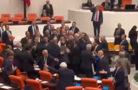 Ξύλο μεταξύ βουλευτών στην τουρκική Εθνοσυνέλευση - Βίντεο