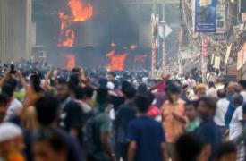 Μπανγκλαντές: Παραιτήθηκε η πρωθυπουργός - Έφυγε από τη χώρα