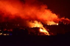 Μαίνονται οι πυρκαγιές στην Καλιφόρνια, κάηκαν σπίτια στην κομητεία Σαν Μπερναντίνο