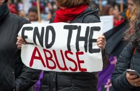 Βρετανία: «Εθνική έκτακτη ανάγκη» συνιστά η βία κατά των γυναικών