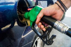 Καύσιμα: Ακριβές οι καλοκαιρινές μετακινήσεις για τους Έλληνες παρά την πτώση της βενζίνης