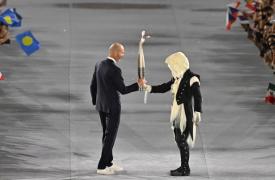 Ολυμπιακοί αγώνες: Νογκέιρα και οι άλλοι 11...πίσω από το μυστηριώδη μασκοφόρο με την Ολυμπιακή Φλόγα