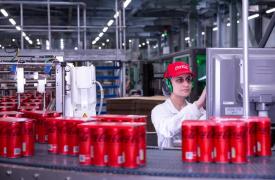 Coca-Cola Τρία Έψιλον: Εξέλιξη με επίκεντρο τη βιωσιμότητα - Το «πράσινο» εργοστάσιο και οι επενδύσεις