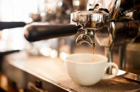 «Φαρμάκι» ο καφές από την παραγωγή μέχρι την κούπα - Τι συμβαίνει με Arabica και Robusta