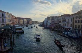 Η Βενετία απαγορεύει τα μεγάφωνα, νέοι περιορισμοί για τα τουριστικά γκρουπ