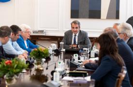 Σύσκεψη Μητσοτάκη - Σαρπ: Στο επίκεντρο η ενίσχυση της Επιτροπής Ανταγωνισμού