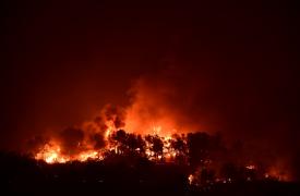 Εφιαλτική νύχτα για τη βορειοανατολική Αττική - Μαίνονται τα πύρινα μέτωπα