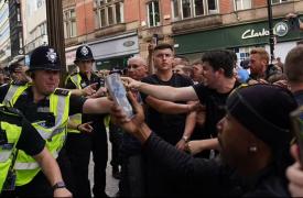 Βρετανία: Ταραχές στις αντιμεταναστευτικές, αντιισλαμικές διαδηλώσεις στο Λίβερπουλ και άλλες πόλεις