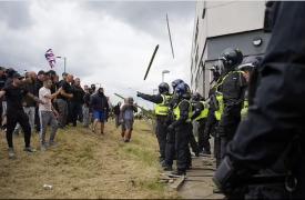 Εντείνονται οι ταραχές στη Βρετανία: Ο πρωθυπουργός Στάρμερ θα συνεδριάσει εκτάκτως με αρχηγούς της αστυνομίας