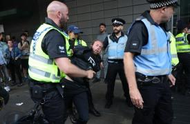 Βρετανία: Τουλάχιστον 90 συλλήψεις μετά τις ταραχές σε αντιμεταναστευτικές διαδηλώσεις