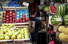 Αυξήσεις σε φρούτα και λαχανικά: Πώς επηρεάζονται τα ελληνικά νοικοκυριά