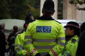 Βρετανία: Προφυλακίστηκε ο 17χρονος που κατηγορείται για τη δολοφονία τριών παιδιών σε σχολή χορού