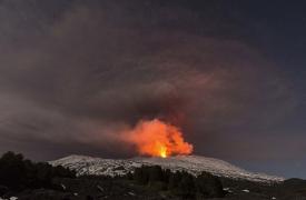 Ιταλία: Τέφρα και λάβα από τα ηφαίστεια Έτνα και Στρόμπολι - Κλειστό το αεροδρόμιο στην Κατάνια