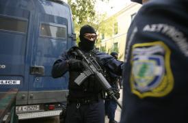 Συνελήφθησαν από την Αντιτρομοκρατική 7 άτομα για εμπρησμούς στο κέντρο της Αθήνας