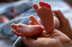 Μείωση γεννήσεων και αυξημένα εισοδήματα «ψαλιδίζουν» τους δικαιούχους του επιδόματος παιδιού - Στο τραπέζι η αύξησή του