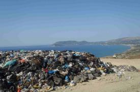 Την τελευταία πενταετία η Ελλάδα μείωσε 70% τα πρόστιμα του Ευρωπαϊκού Δικαστηρίου για παράνομες χωματερές