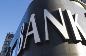 «Ρυθμιστές» καταθέσεις και πιστωτική επέκταση στο re - rating των τραπεζών