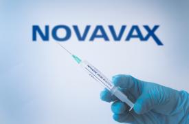 Novavax: «Εκτόξευση» 130% για τη μετοχή μετά τη συμφωνία 1,4 δισ. με τη Sanofi για εμβόλια Covid