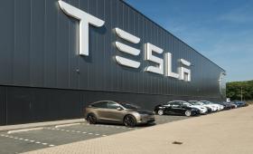 Tesla: Πάνω από τις εκτιμήσεις αλλά μειωμένες οι παραδόσεις οχημάτων στο β' τρίμηνο