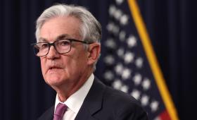 Πάουελ για μείωση επιτοκίων: Η Fed έχει κάνει πρόοδο στον πληθωρισμό αλλά θέλει να πειστεί κι άλλο