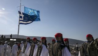 #EuropeDay: Ταυτόχρονη έπαρση της ελληνικής και της ευρωπαϊκής σημαίας στην Ακρόπολη